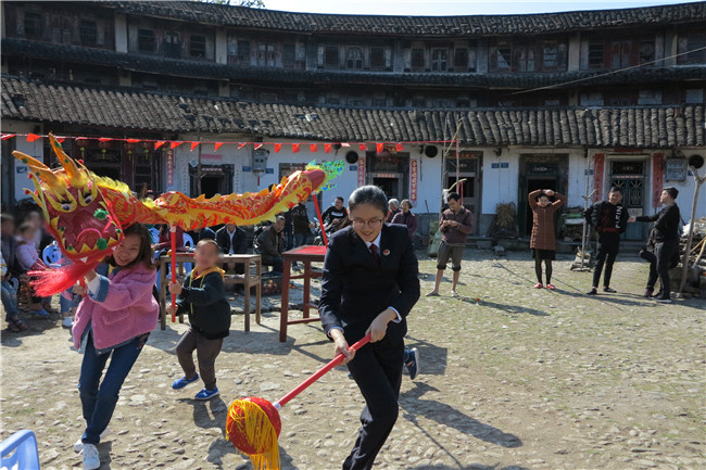 福建漳州:未检团队为孤儿及留守儿童送关爱